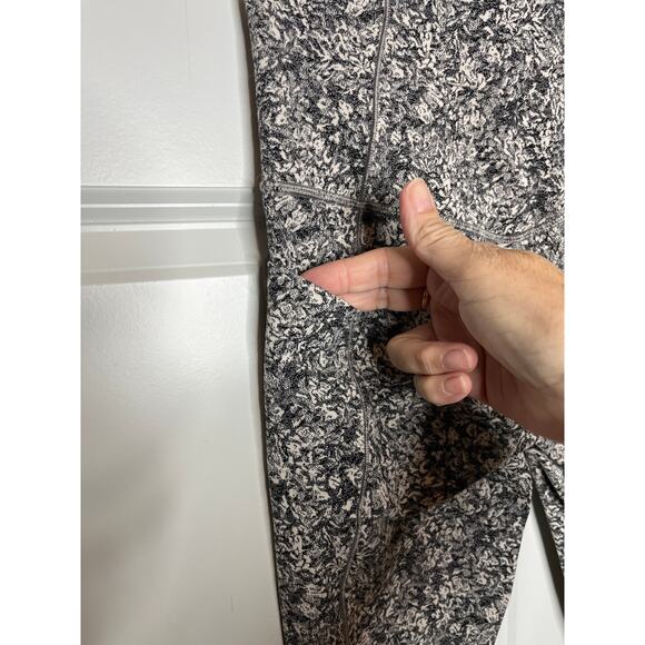 Athleta XS Salutation Stash Pocket II 7/8 Black White Floral Print Leggings - Picture 5 of 9